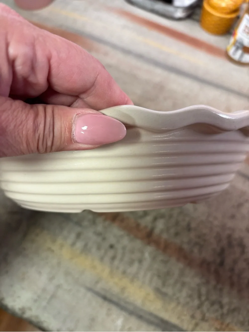 The Pampered Chef scalloped ceramic 9” pie dish in cream and white